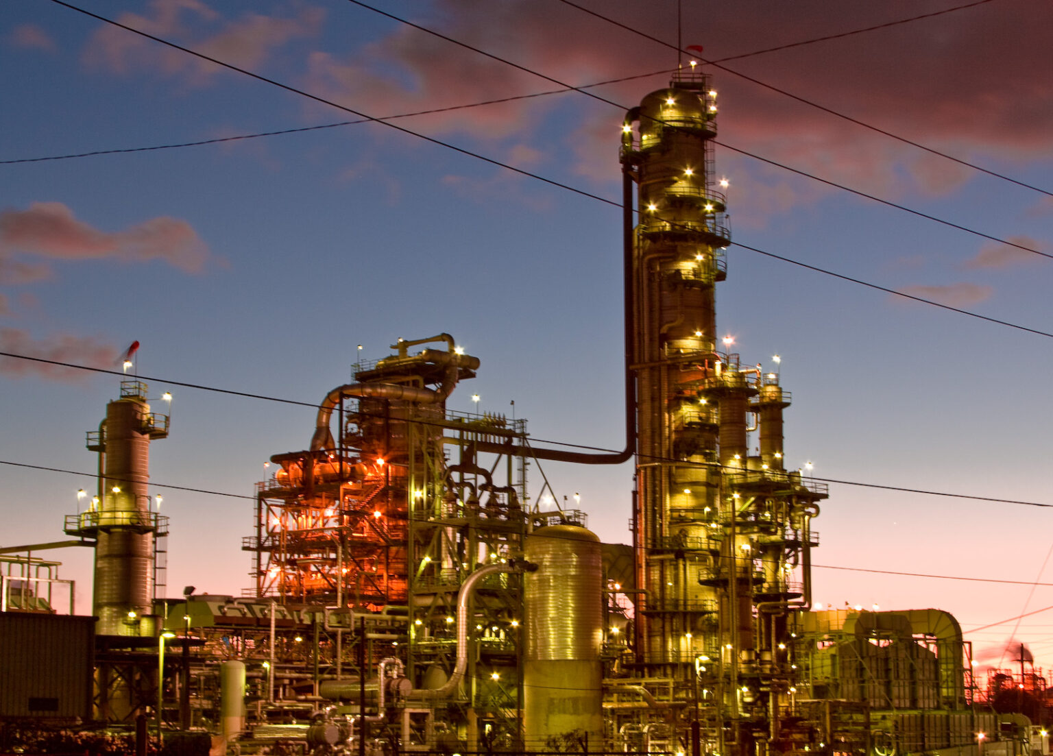 https://uakc.com/wp-content/uploads/2025/01/Chevron_El_Segundo_refinery_2007.jpg